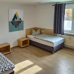 Monteurzimmer24-leuna Гостевой дом *